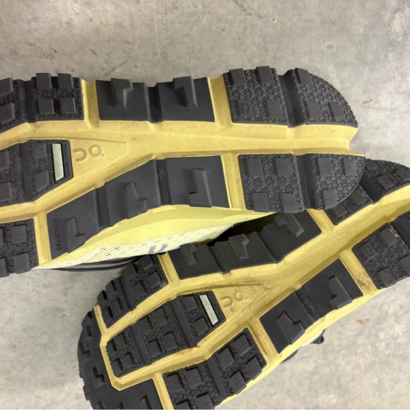 On Running‎ Yellow and Black Athletic Shoes Sleek Breathable Design main image 4